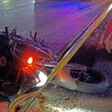 Motocicleta con faro aún encendido tumbada en la Carretera Chapala-Guadalajara durante la noche con una cinta policiaca enfrente y conos de protección al lado