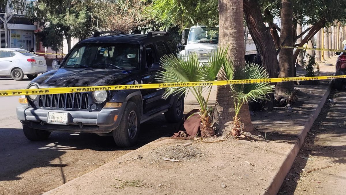 Imagen de un cuerpo tapado a lado de la camioneta en donde el hombre perdió la vida en Torreón.