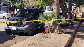 Imagen de un cuerpo tapado a lado de la camioneta en donde el hombre perdió la vida en Torreón.