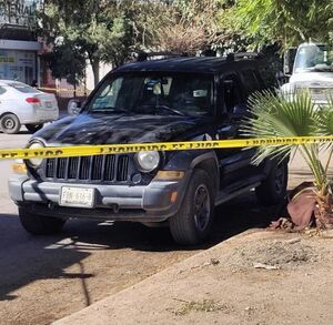 Imagen de un cuerpo tapado a lado de la camioneta en donde el hombre perdió la vida en Torreón.