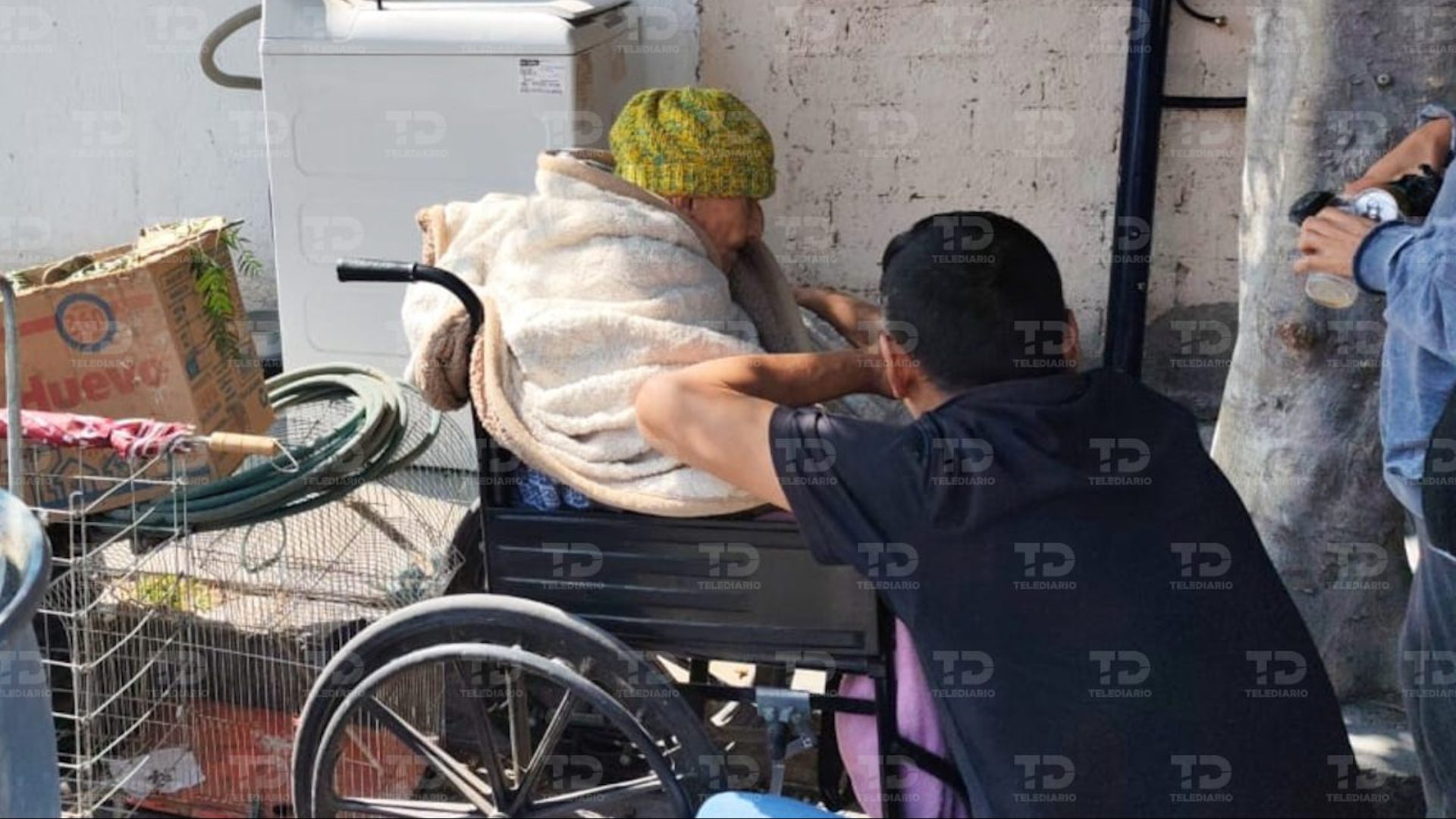 El hijo de Belarmina la echó a la calle junto con sus pertenencias, siendo los vecinos los únicos que intervinieron sin poder hacer nada al respecto.