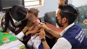 Tlaquepaque extiende su lucha contra el sarampión con vacunas dentro de distintos planteles escolares.