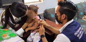 Tlaquepaque extiende su lucha contra el sarampión con vacunas dentro de distintos planteles escolares.