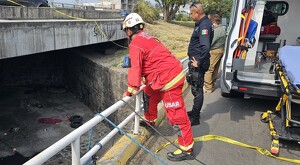 Una persona que se encontraba en peligro dentro de un canal de Zapopan fue rescatada por bomberos.