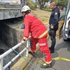 Una persona que se encontraba en peligro dentro de un canal de Zapopan fue rescatada por bomberos.