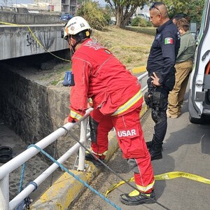 Una persona que se encontraba en peligro dentro de un canal de Zapopan fue rescatada por bomberos.