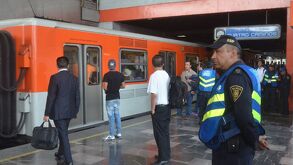 Personal de seguridad en estación Chabacano del Metro CdMx
