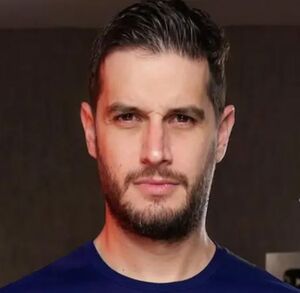 Adrián Marcelo sonriendo en un set de video.