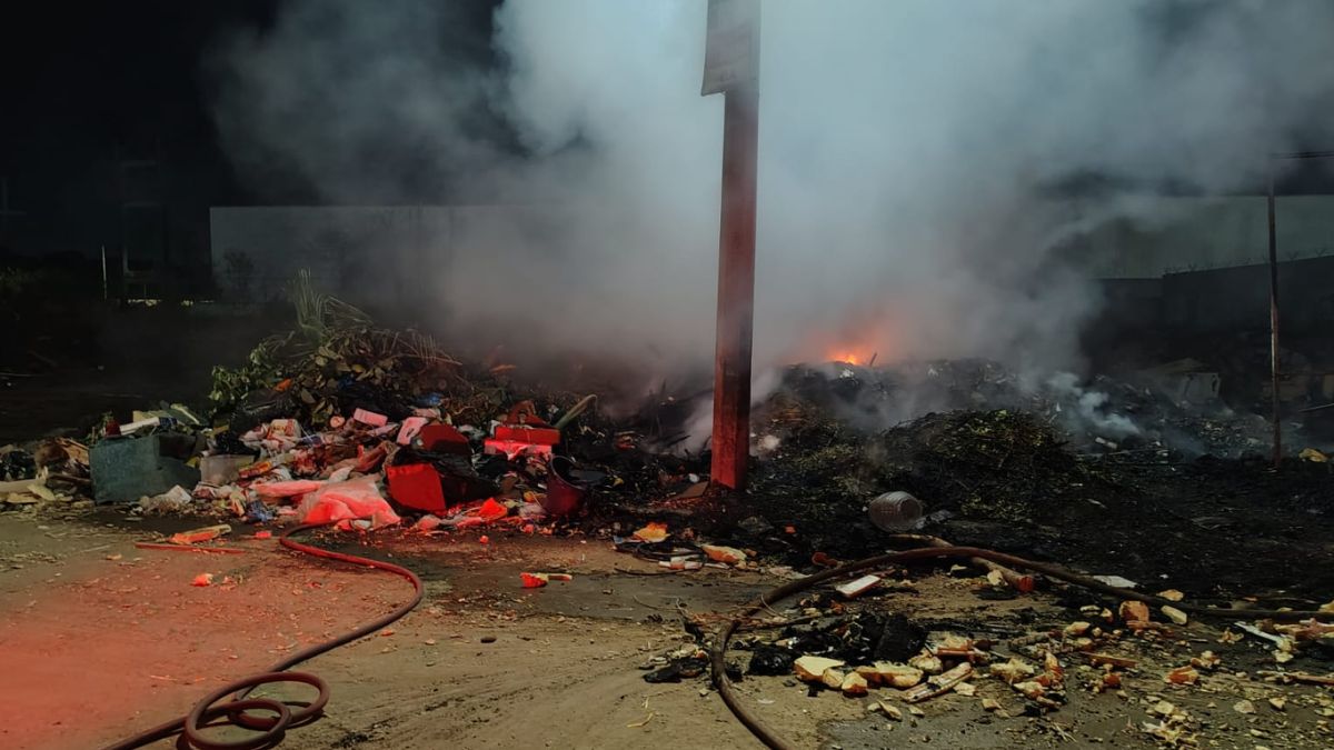 Incendio en predio de Torreón, mucha basura incendiada y completamente de noche.