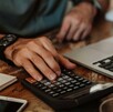 Persona realizando el cálculo del ISR en el pago de su aguinaldo 2025