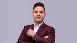 Alfredo Sánchez en un video con camistea de cuadros azyules