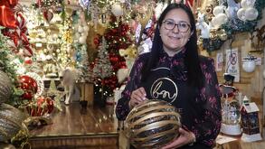 una artesana muestra una esfera producida en chignahuapan