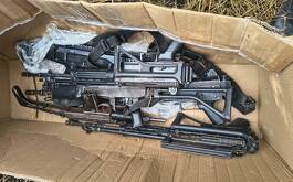 Armamento en una caja de cartón