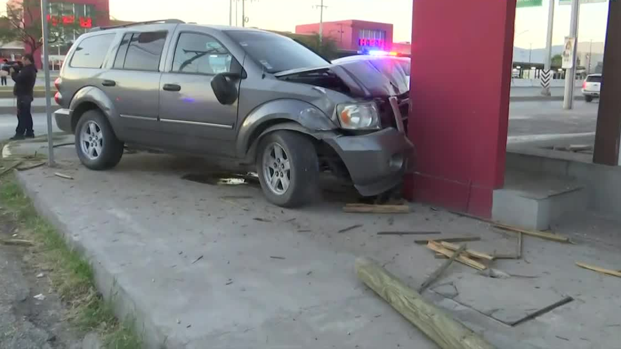 Una camioneta cerrada de color gris que, tras una maniobra, terminó impactando de lleno contra la estructura de un establecimiento comercial.