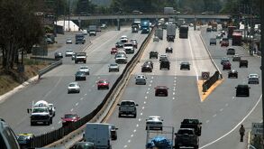 Automóviles circulan por la Autopista México-Puebla