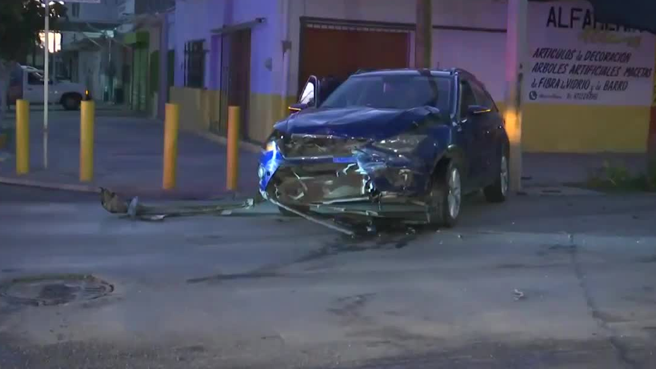 Un aparatoso accidente se registró en la concurrida zona centro de Torreón, en la intersección de la avenida Aldama y la calle Mariano López Ortiz.