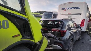 El conductor de la unidad de la empresa Traxión, señalado como probable responsable del percance, quedó a disposición de los elementos de la policía municipal.