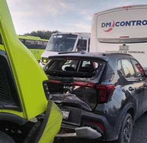 El conductor de la unidad de la empresa Traxión, señalado como probable responsable del percance, quedó a disposición de los elementos de la policía municipal.