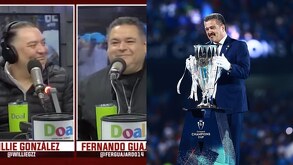 Willie González en el programa 'La Hora de Willie' en RG La Deportiva y Carlos Hermosillo cargando la copa de la Concachampions.