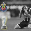 Composición de imagen en blanco y negro de un jugador de Chivas de rodillas con las manos en la cabeza, junto al escudo del club y un trofeo dorado con brillo