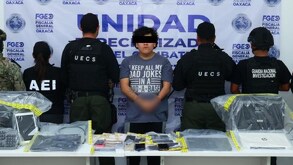 Hombre detenido por policía de Oaxaca con evidencia sobre la mesa.