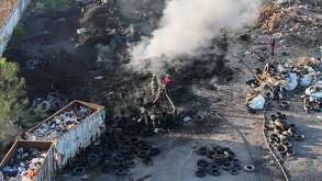 Bomberos sofocando incendio en Servicios Públicos de Escobedo