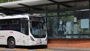 Una unidad de metrobús llegando a una de sus estaciones en Puebla.