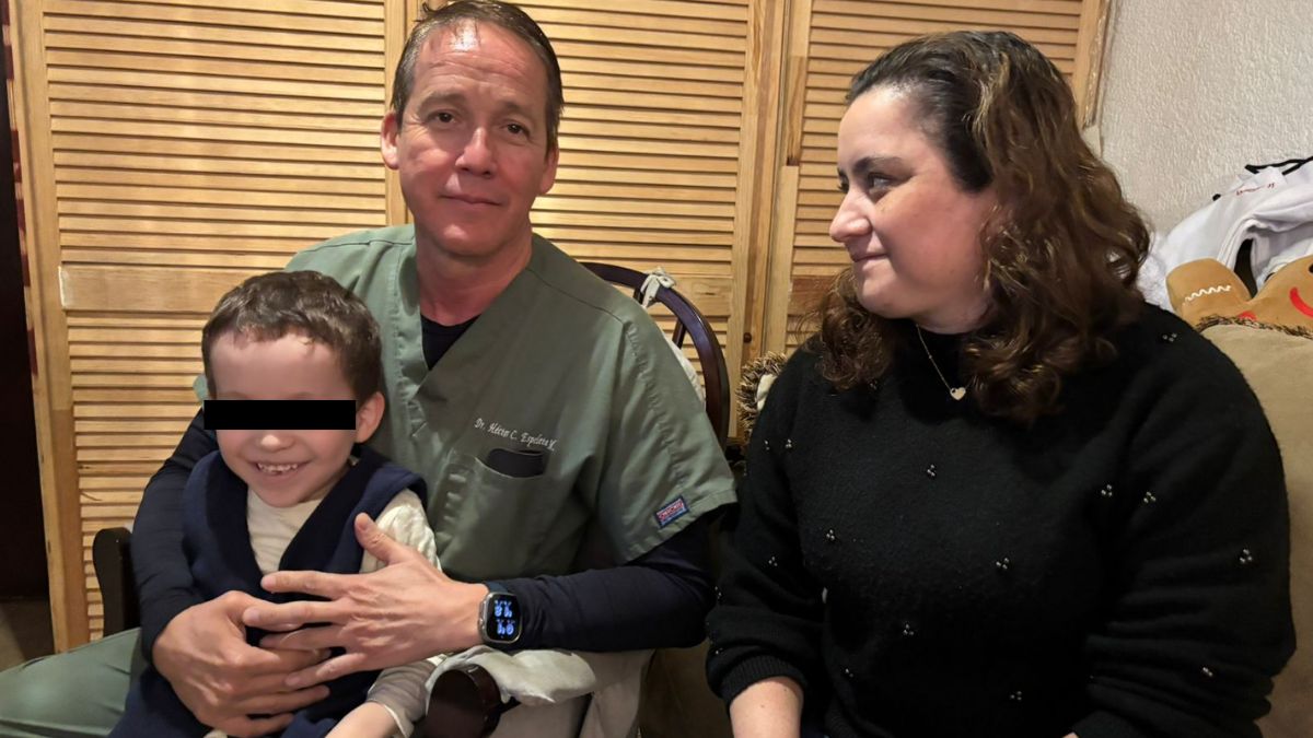 Padres de familia junto con su hijo durante entrevista con Telediario.