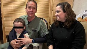 Padres de familia junto con su hijo durante entrevista con Telediario.