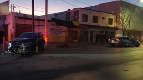Camioneta y automóvil que protagonizaron un fuerte choque en la calle Mariano López Ortiz de Torreón.