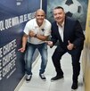 Chupete Suazo y Willie González en los pasillos de la cabina de RG La Deportiva en Monterrey.