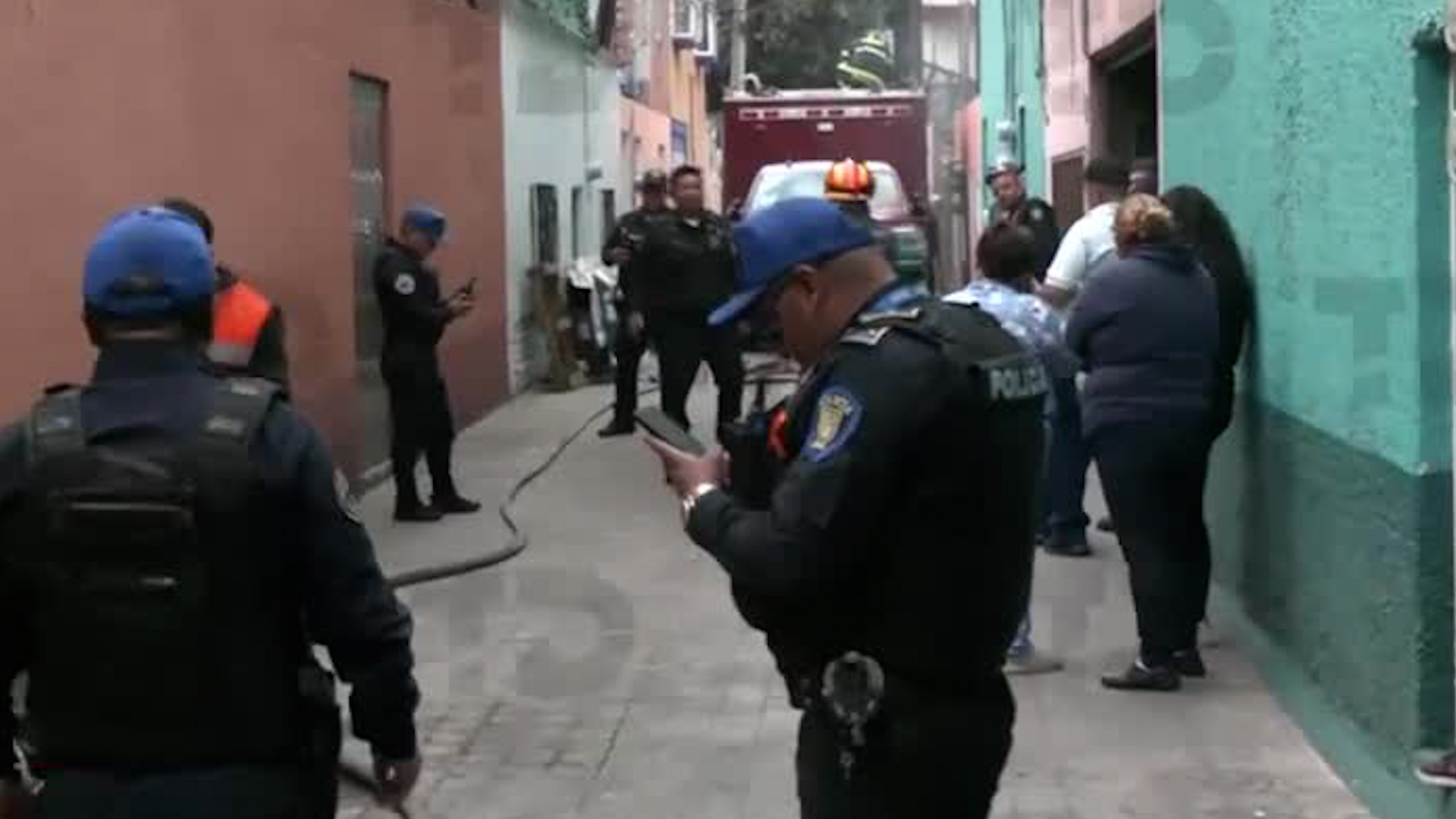 El cuarto en la azotea del inmueble resguardaba muebles, papeles y libros. Reportan habitantes con crisis nerviosas.