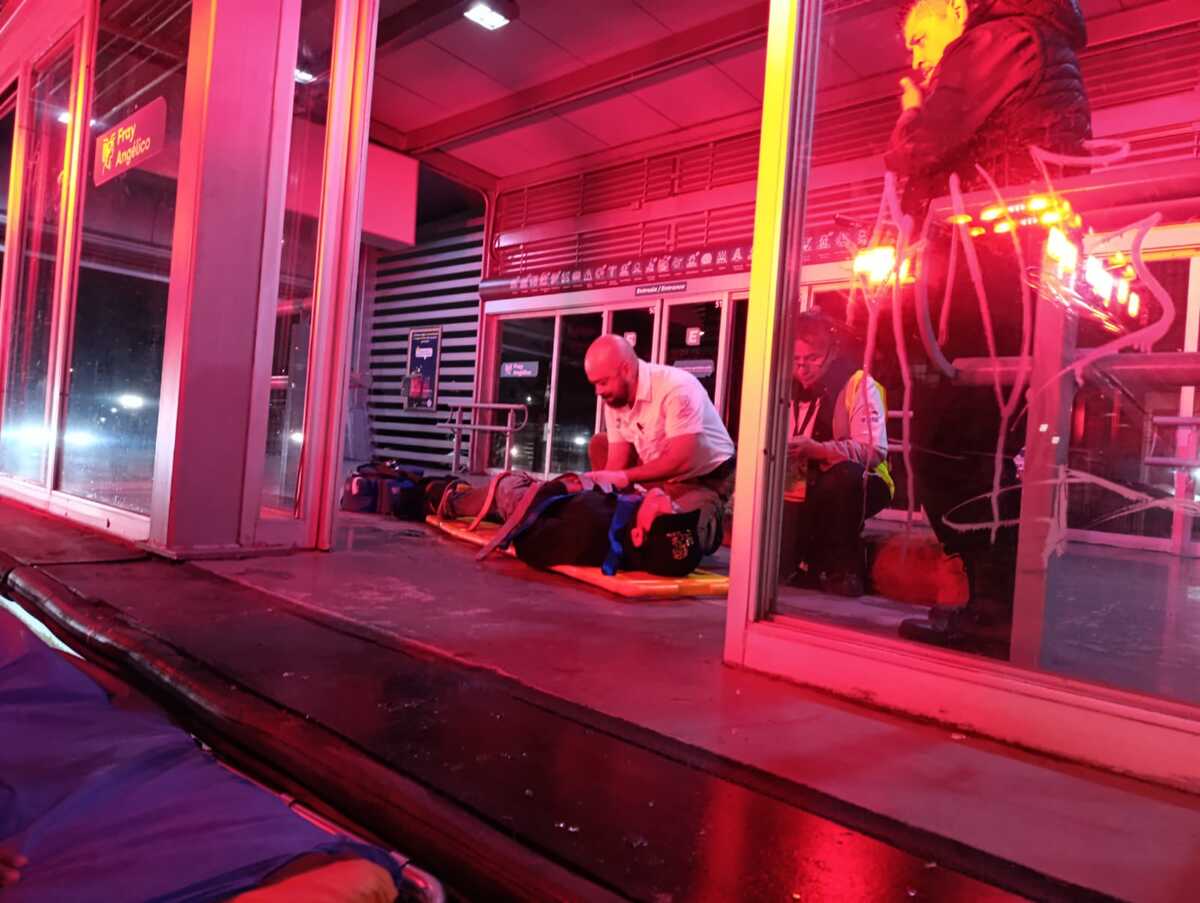 Ante el inminente peligro vivido en un asalto en Guadalajara, un joven saltó desde un puente para huir, sufriendo varias lesiones.