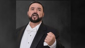 Mario Monge, tenor internacional originario de Monterrey, cantando.