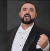 Mario Monge, tenor internacional originario de Monterrey, cantando.