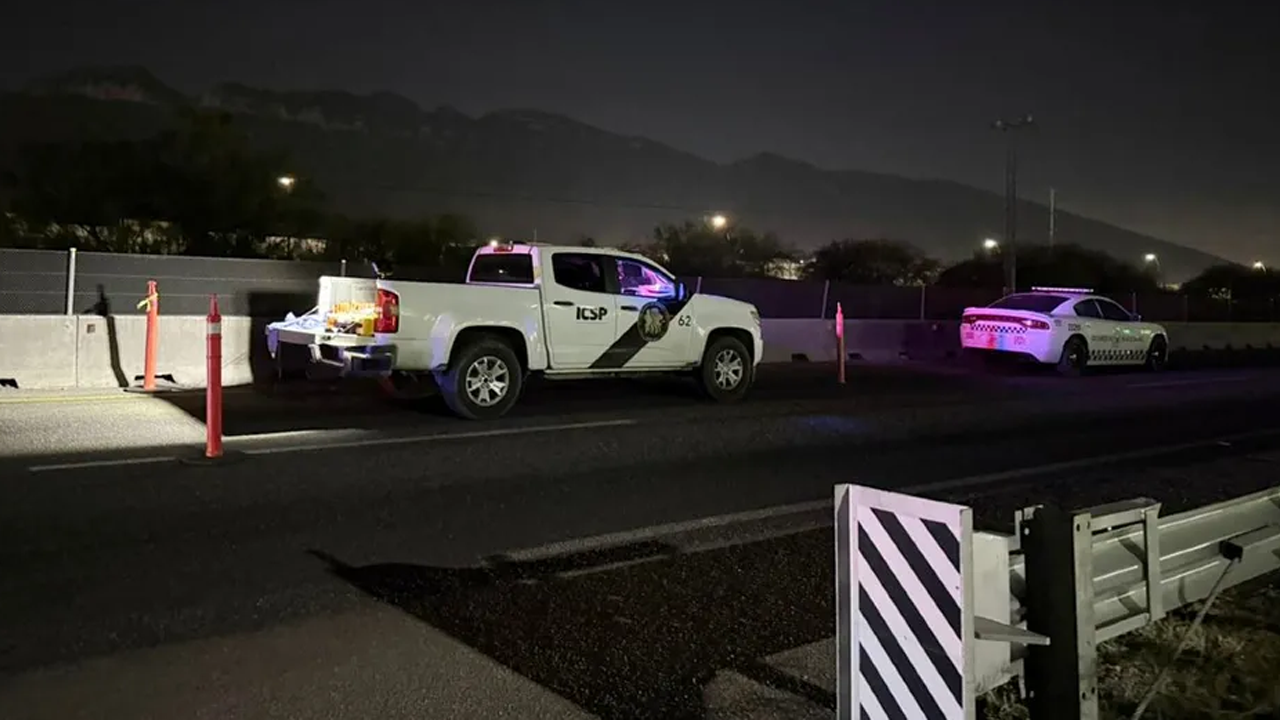 Un motociclista murió tras ser atropellado por un tractocamión en el Libramiento Noreste, en García, Nuevo León.