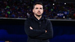 Nicolás Larcamón en un partido con Cruz Azul