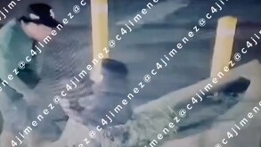 Omar, presunto policía federal, agrede a su novia y es encarado por joven; agente lo amenaza con pistola.