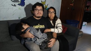 un padre y madre de familia con su hijo