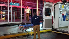 Ante el inminente peligro vivido en un asalto en Guadalajara, un joven saltó desde un puente para huir, sufriendo varias lesiones.