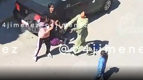 Mujer siendo golpeada por sus primas en Ecatepec.