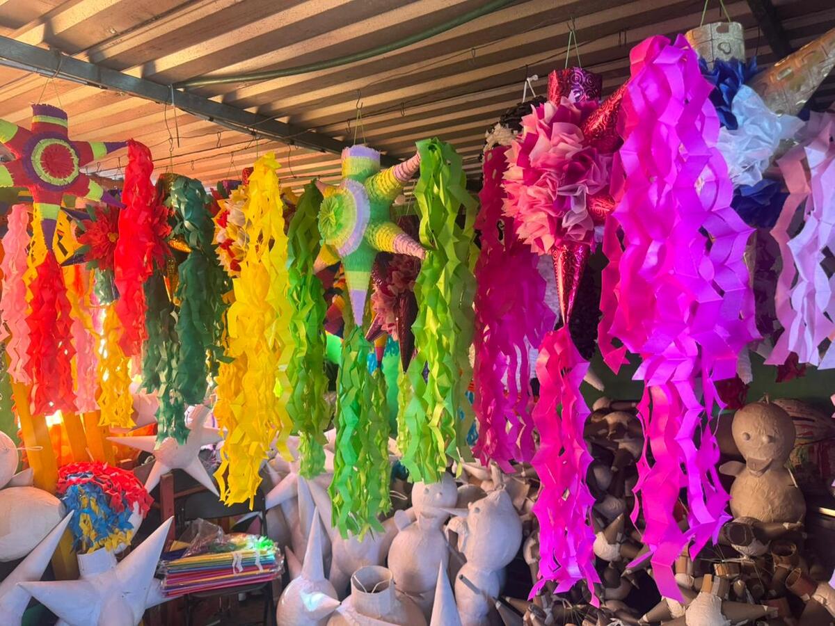 Piñatas realizadas por la familia Ruiz para fiestas decembrinas