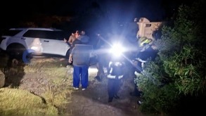 Personas caminando en un paraje de noche.