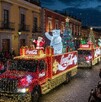 La caravana Coca Cola promete transformar las calles de la ciudad en un escenario de luz y alegría, atrayendo a miles de familias.