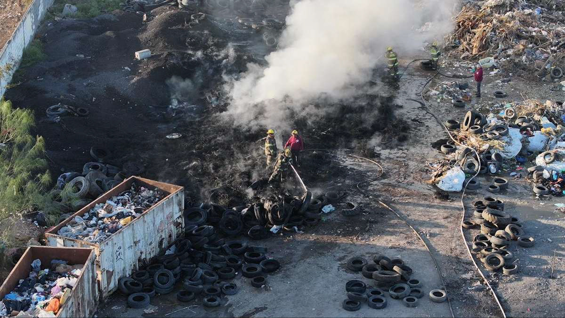 Las grandes columnas de humo que provocó el incendio de llantas y basura se pudieron observar desde avenidas como Raúl Salinas, Acueducto y las Torres.