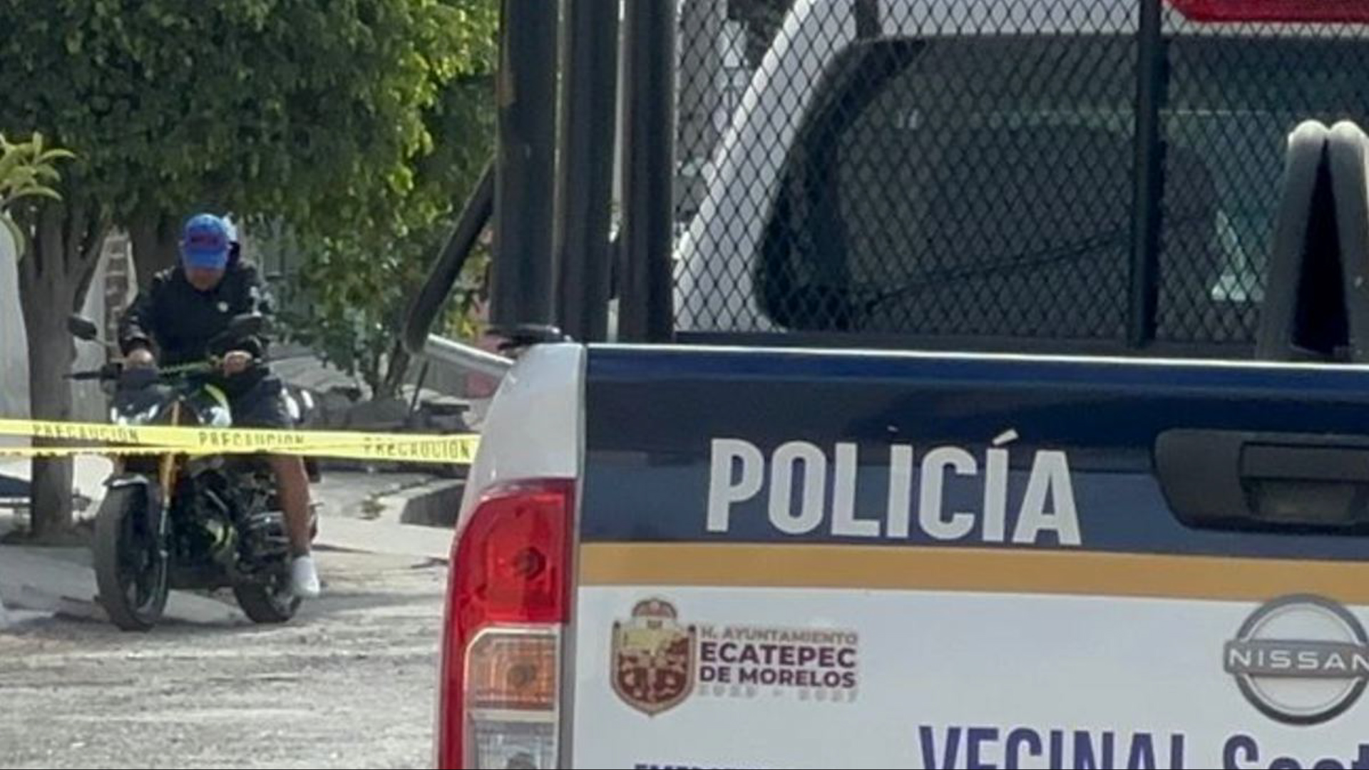 El cuerpo del bebé fue abandonado sobre el pavimento. Vecinos de la zona lo cubrieron con bolsas negras.