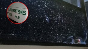 Ventana quebrada de un camión de Ruta Sur Panteones tras ser apedreado por jóvenes en el ejido Zaragoza de Torreón.