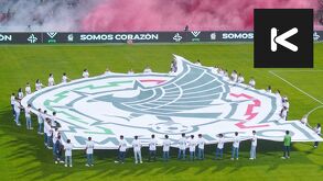 Escudo de la Selección Mexicana en un partido del Tri.