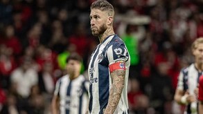 Sergio Ramos apunto de cobrar el penalti contra Toluca en los Cuartos de Final de vuelta en el Apertura 2025.