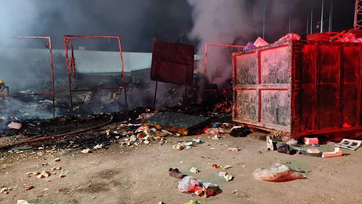 Basura consumida por el fuego.